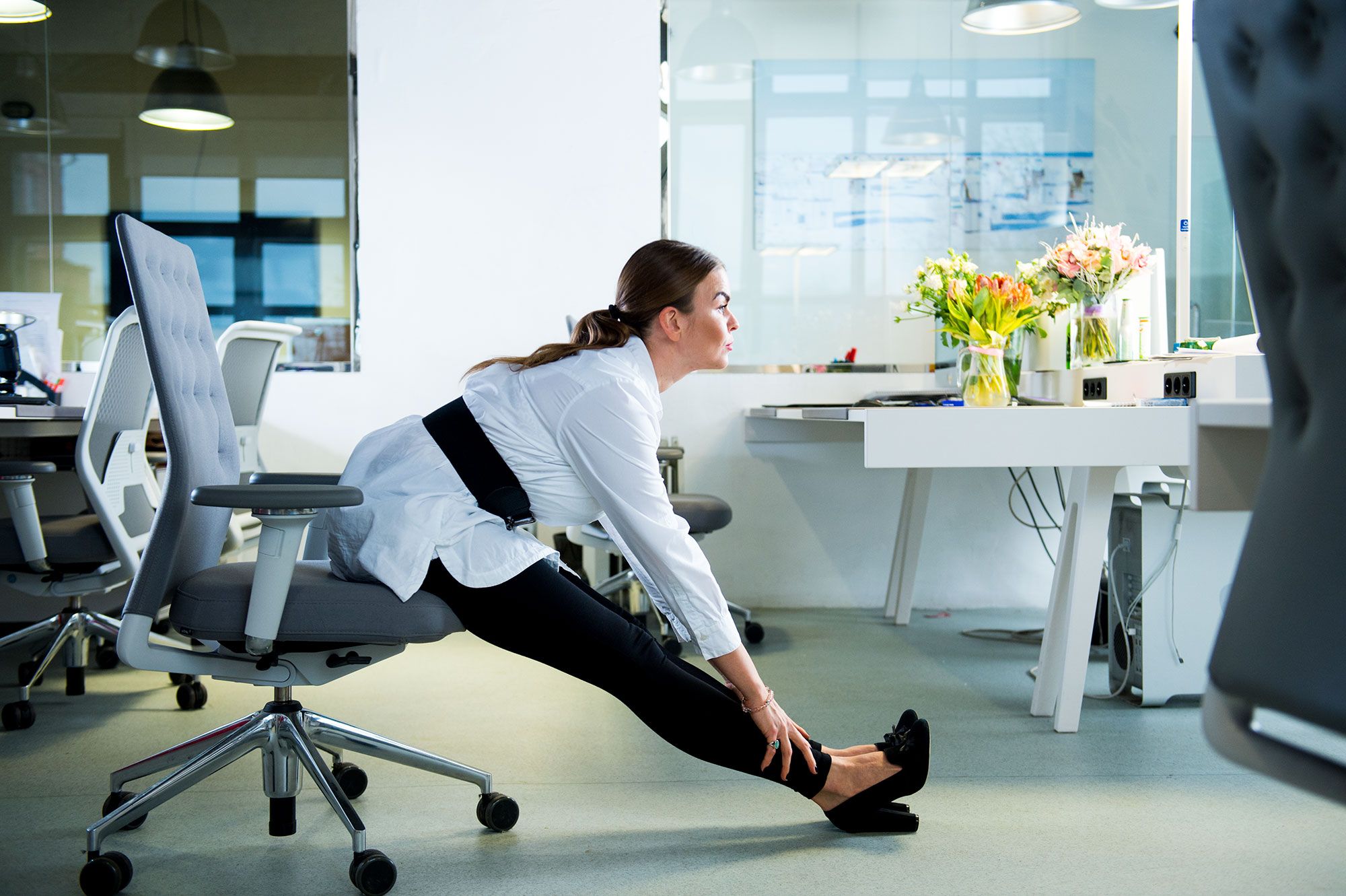Женщина сидячий образ жизни. Тренировка в офисе. Упражнения в офисе. Разминка для спины в офисе. Спортивные упражнения в офисе.